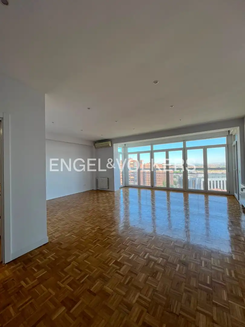 Living room of Flat for rent in Madrid  with Air Conditioner, Heating and Parquet flooring