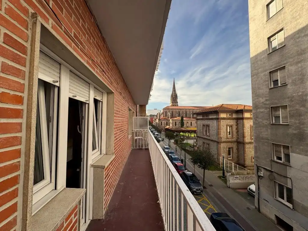 Vista exterior de Pis en venda en Torrelavega  amb Calefacció i Balcó