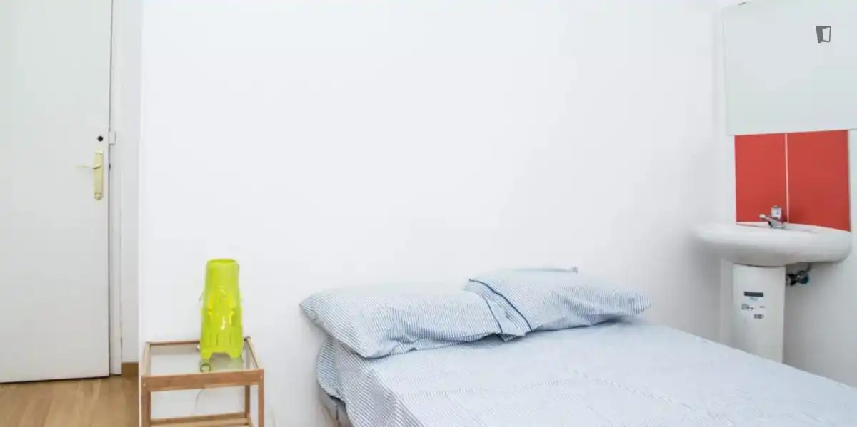 Dormitori de Apartament per a compartir en Barcelona amb Moblat, Rentadora i Balcó