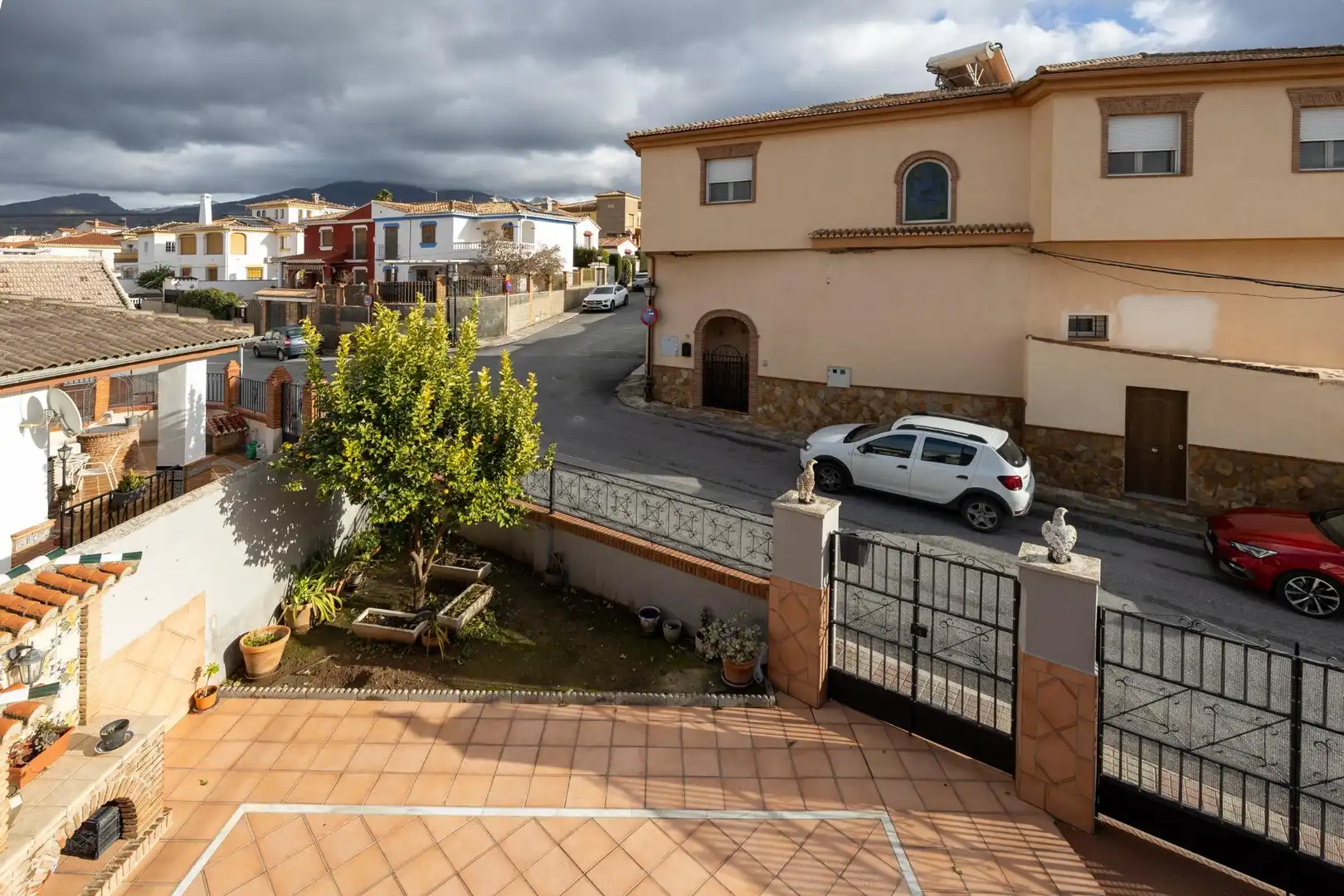 Vista exterior de Casa adosada en venda en La Zubia amb Aire condicionat, Terrassa i Traster