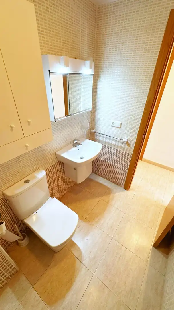 Baño de Apartamento en venta en Gandia con Amueblado, Balcón y Piscina comunitaria