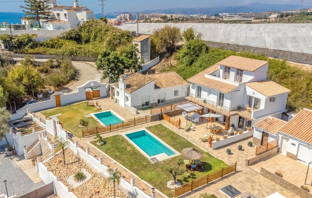 Vista exterior de Casa o xalet en venda en Vélez-Málaga amb Aire condicionat, Jardí privat i Terrassa