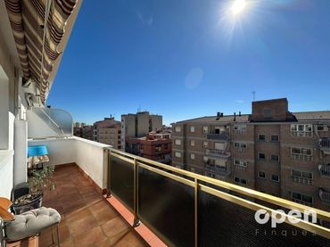 Penthouse with balcony for sale in Francesc Macia,De