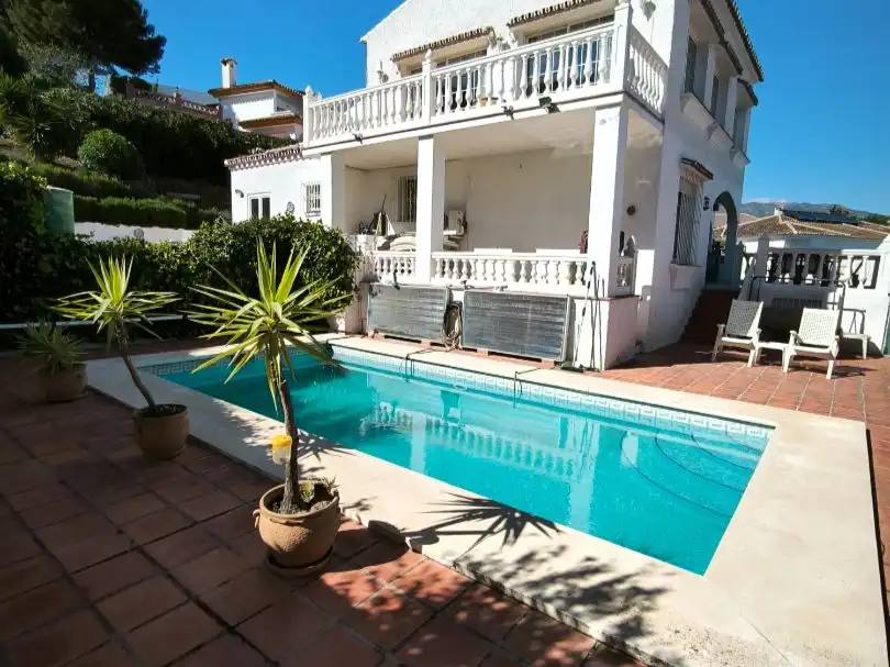 Vista exterior de Casa o xalet en venda en Mijas amb Aire condicionat, Terrassa i Piscina