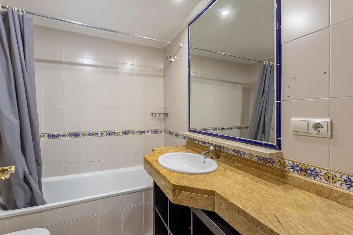 Bathroom of Flat for sale in Granada  with Air Conditioner, Heating and Community pool