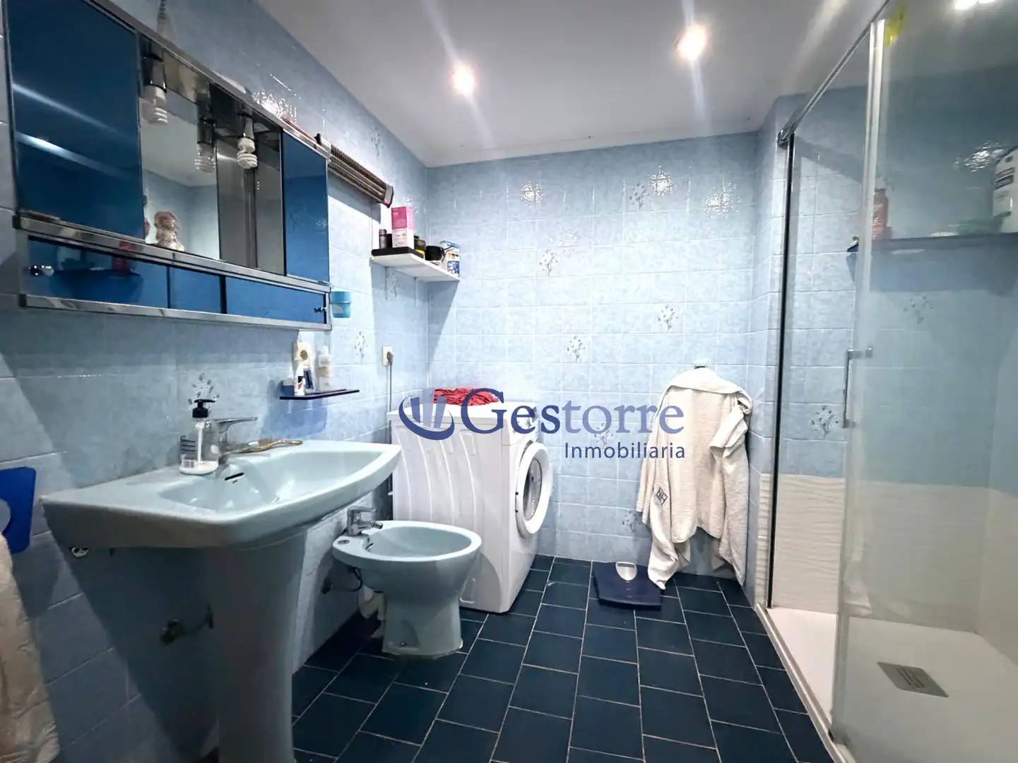 Badezimmer von Wohnung zum Verkauf in Gijón  mit Heizung und Balkon