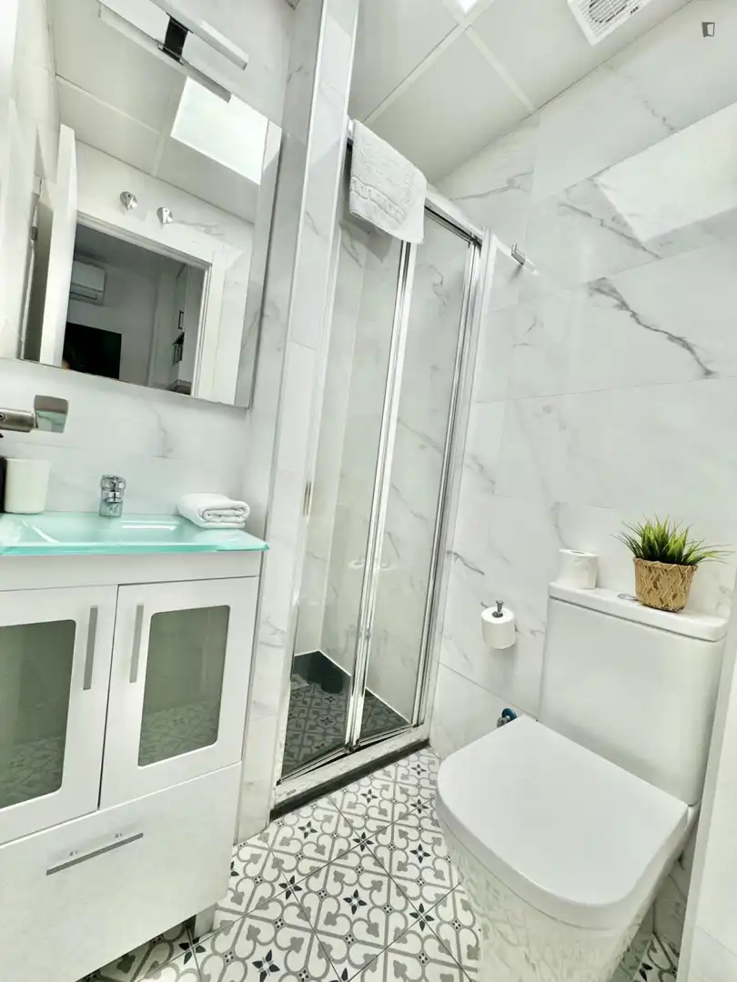 Badezimmer von Wohnung zur Miete in Madrid mit Klimaanlage, Möbliert und Waschmaschine