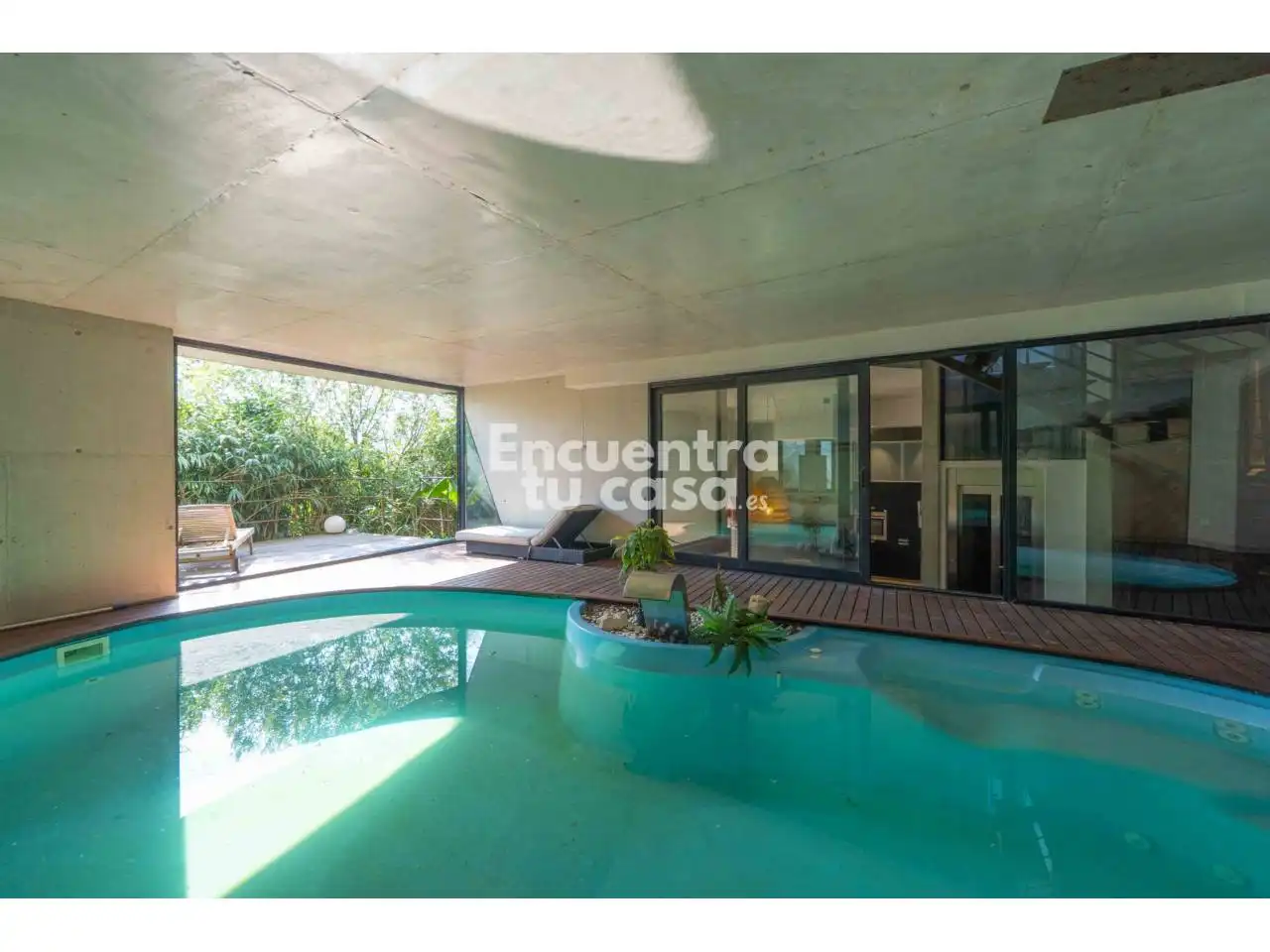 Piscina de Casa o xalet en venda en Donostia - San Sebastián  amb Jardí privat, Terrassa i Piscina