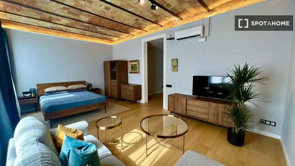 Flat with terrace to rent in Eixample