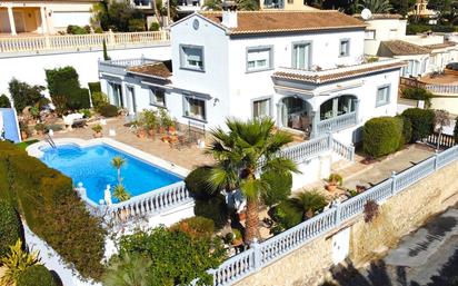 Vista exterior de Casa o xalet en venda en Calpe / Calp amb Aire condicionat, Terrassa i Piscina