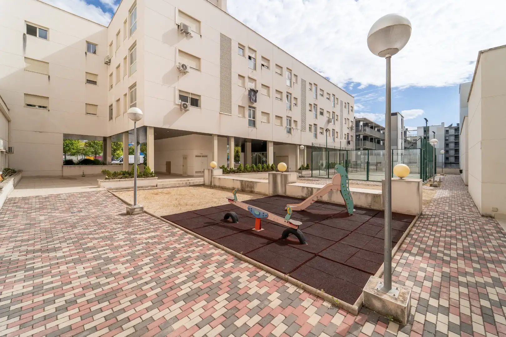 Außenansicht von Wohnung zum Verkauf in Móstoles mit Klimaanlage, Heizung und Abstellraum