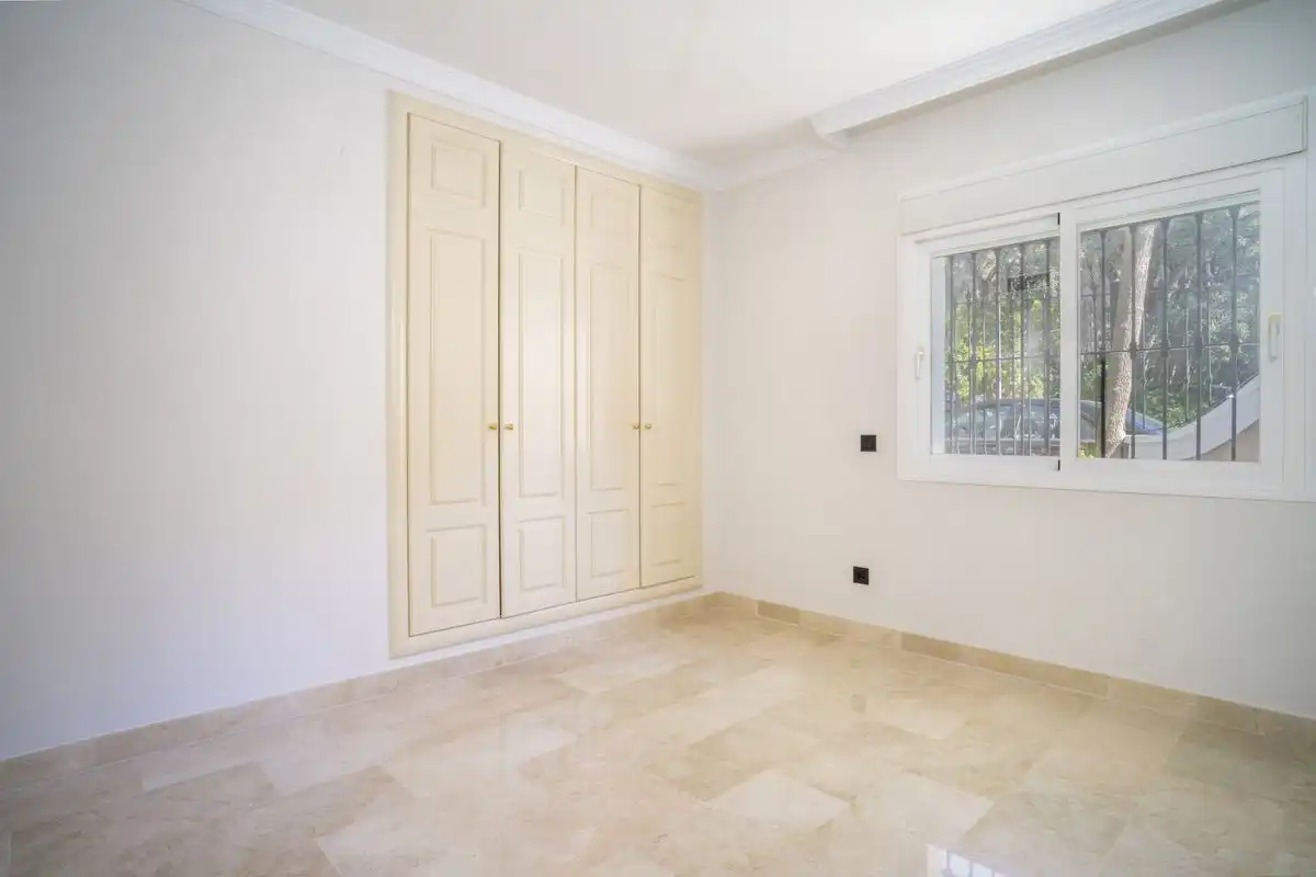 Dormitori de Planta baixa en venda en Marbella amb Aire condicionat, Calefacció i Jardí privat