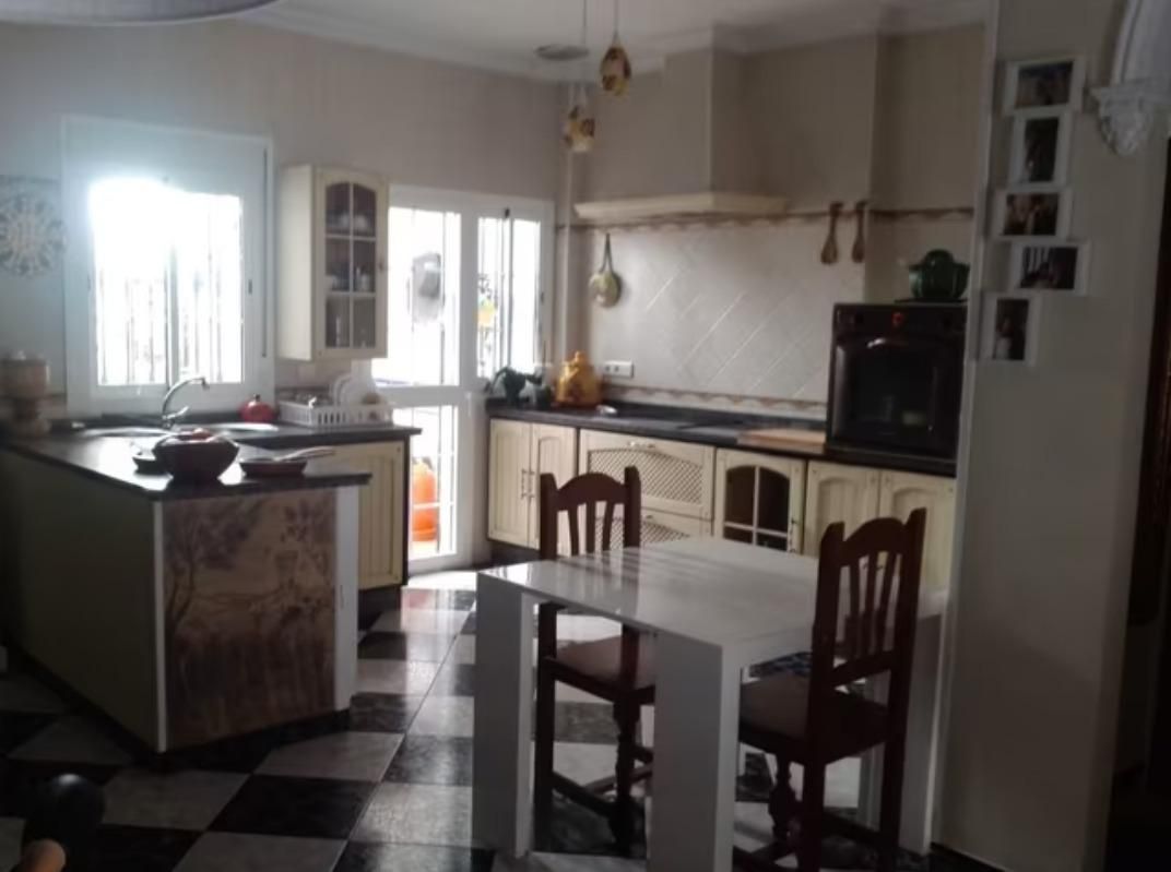 Cuina de Casa o xalet en venda en Utrera amb Terrassa, Traster i Moblat