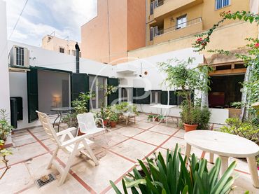 Casa aparellada amb jardí en venda a Carrer Bonaventura Serra