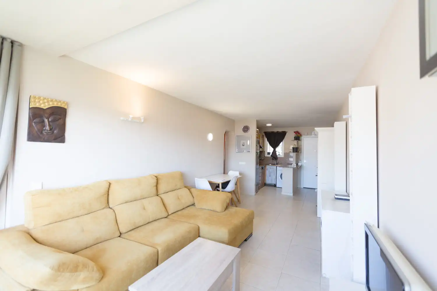 Sala d'estar de Apartament en venda en Marbella amb Aire condicionat, Terrassa i Moblat