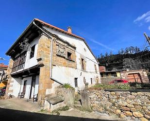 Vista exterior de Casa o xalet en venda en Cabezón de la Sal amb Parquet