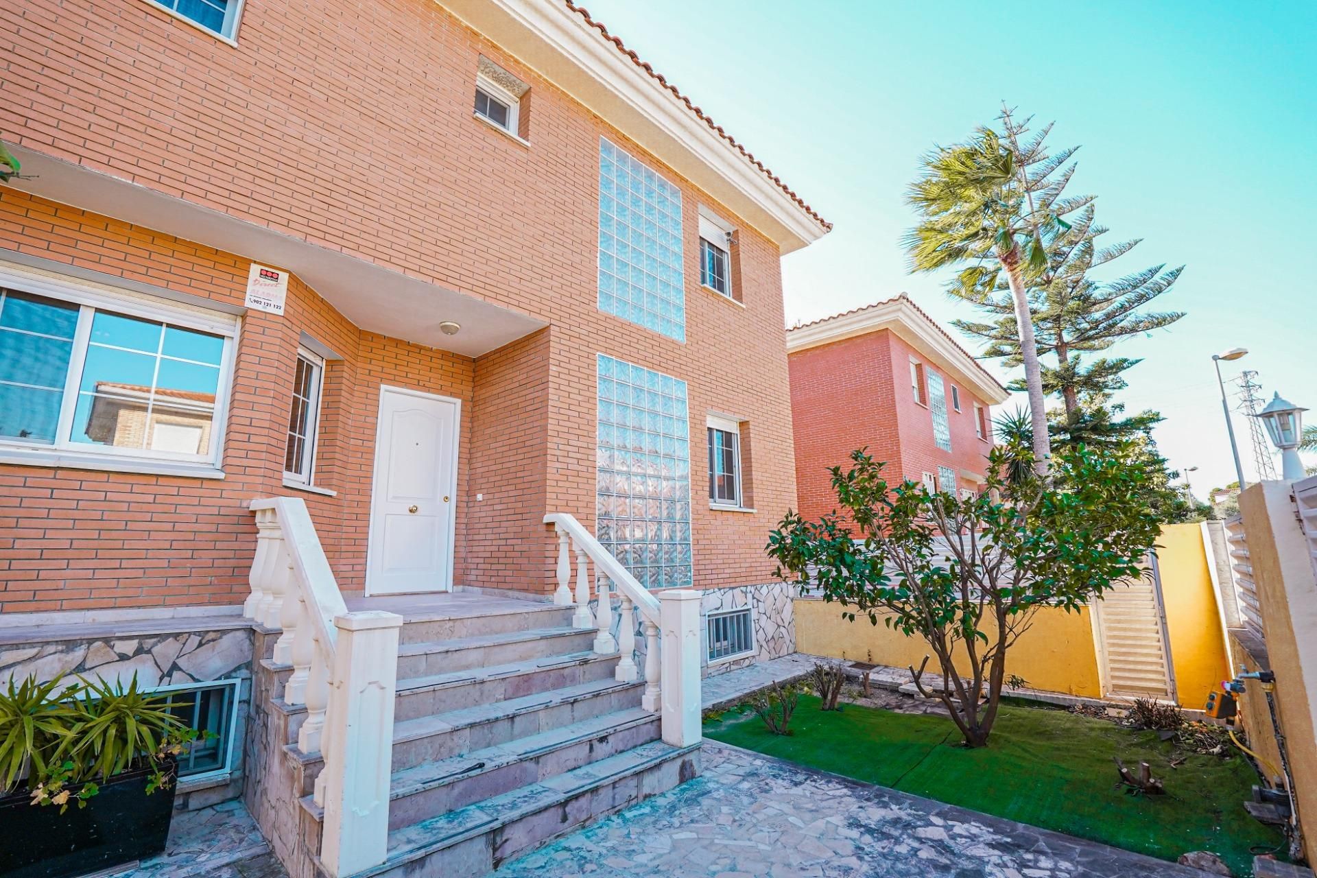 Vista exterior de Casa o xalet en venda en Cambrils amb Calefacció, Jardí privat i Terrassa