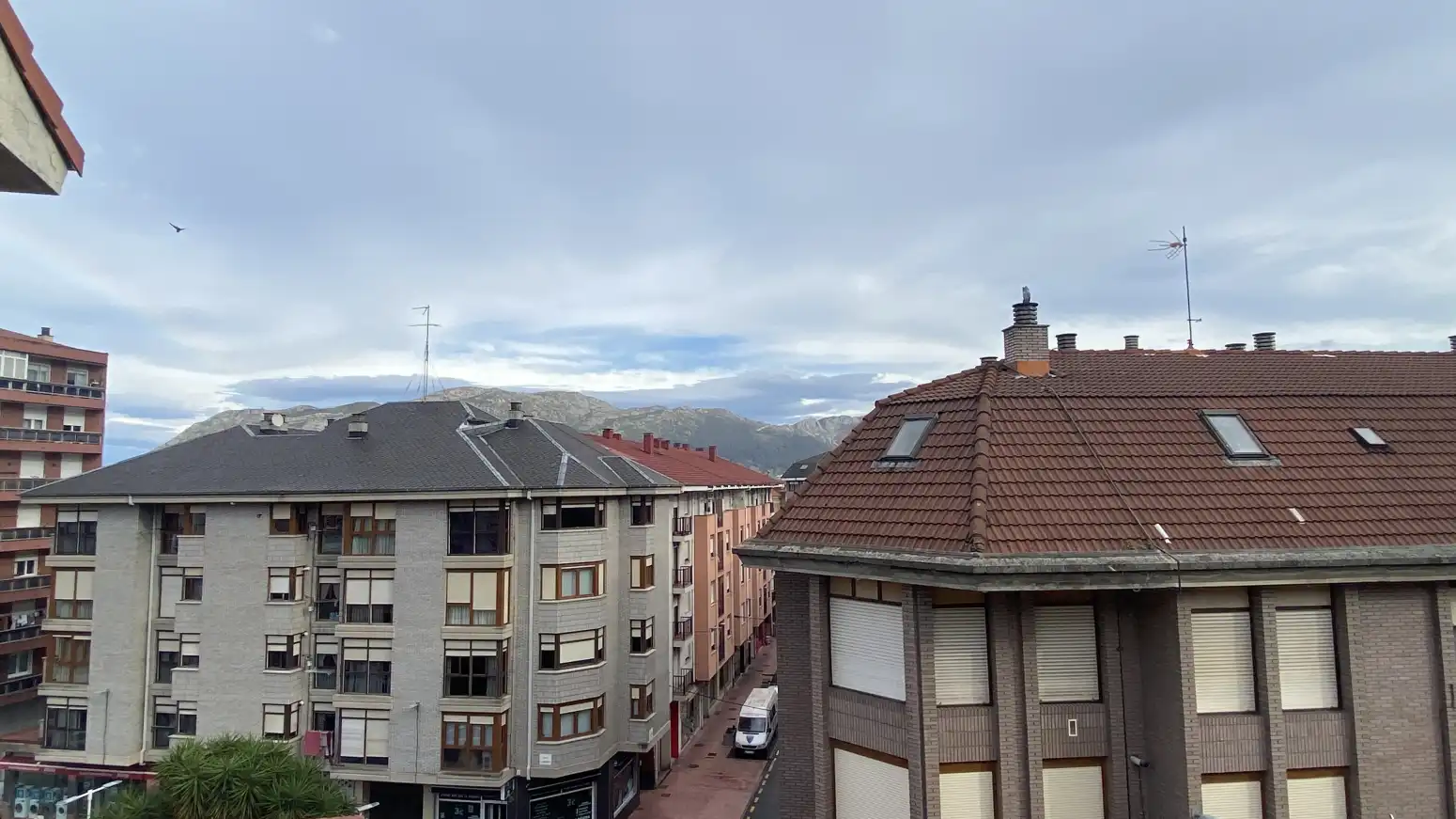Außenansicht von Wohnung zum Verkauf in Los Corrales de Buelna  mit Heizung, Parkett und Möbliert
