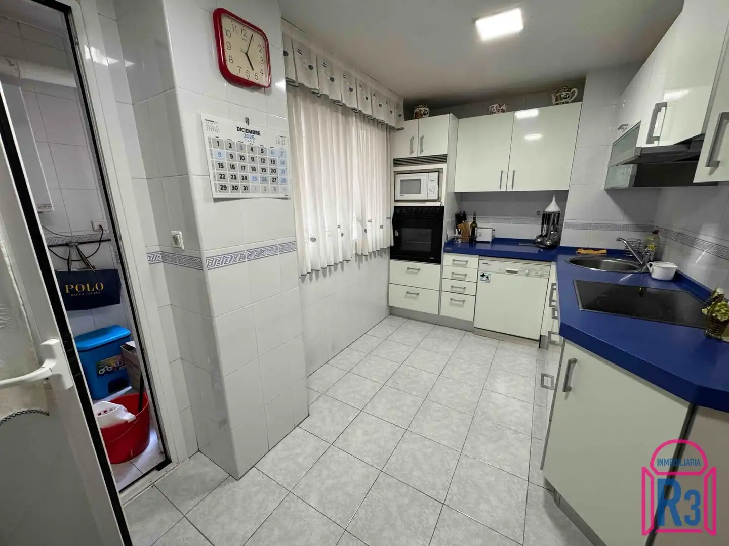 Cuina de Pis en venda en León Capital  amb Calefacció, Terrassa i Traster