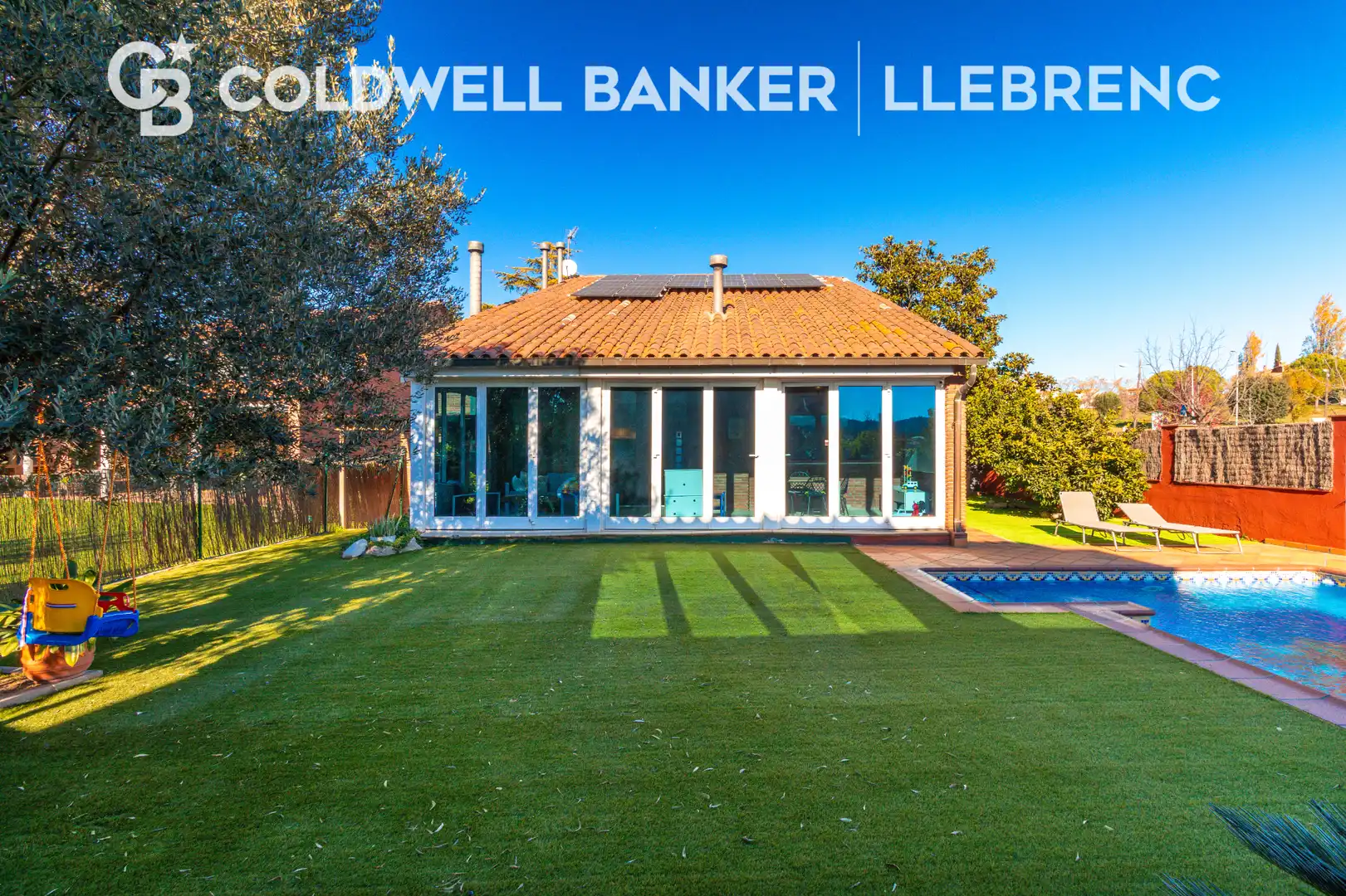 Swimming pool of Houses for sale in Sant Cugat del Vallès  with Air Conditioner, Heating and Private garden