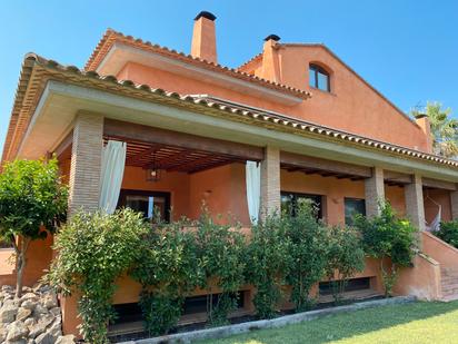 Vista exterior de Casa o xalet en venda en Mont-ras amb Aire condicionat, Terrassa i Piscina