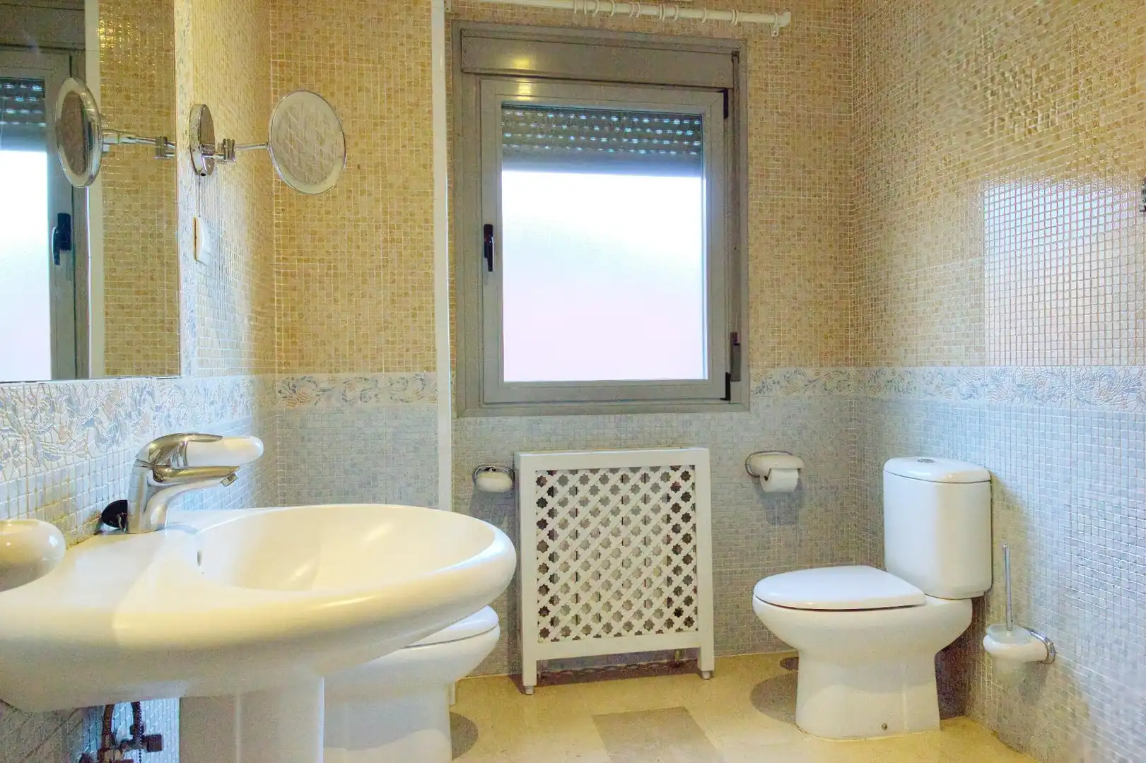 Baño de Casa o chalet en venta en Bormujos con Aire acondicionado, Calefacción y Jardín privado