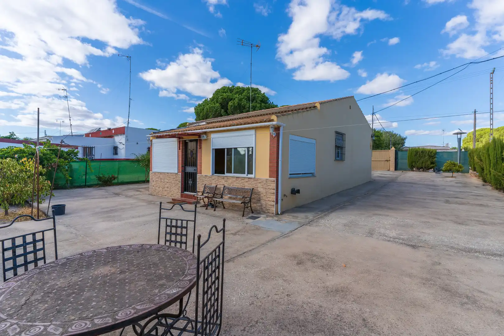 Vista exterior de Finca rústica en venta en Bonares con Aire acondicionado, Jardín privado y Terraza