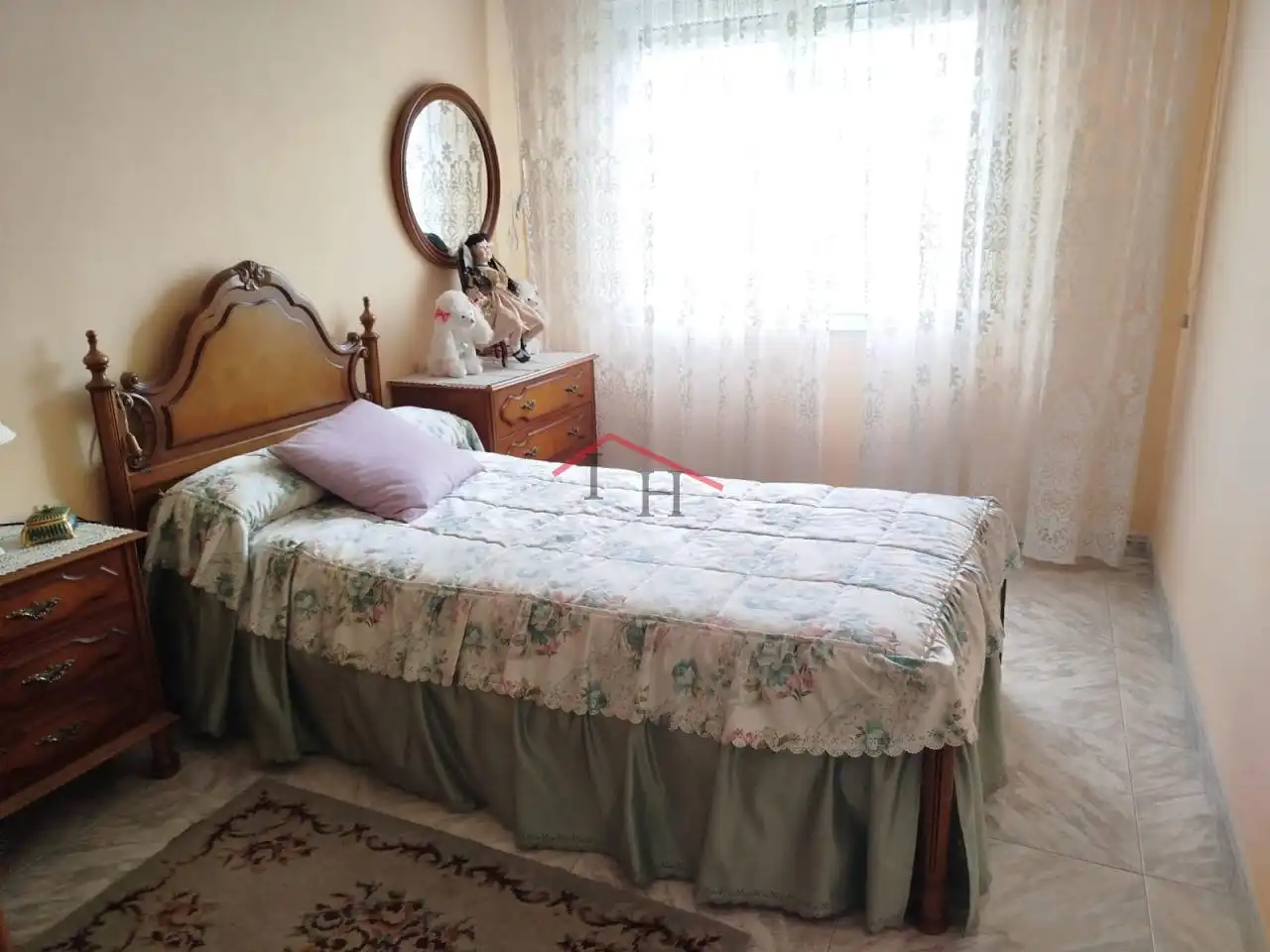 Dormitori de Casa o xalet en venda en León Capital  amb Calefacció, Terrassa i Balcó