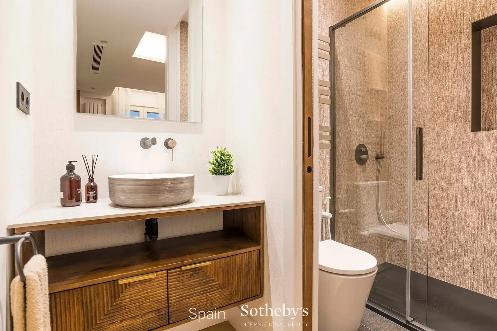 Bathroom of Apartments for sale in Madrid  with Air Conditioner