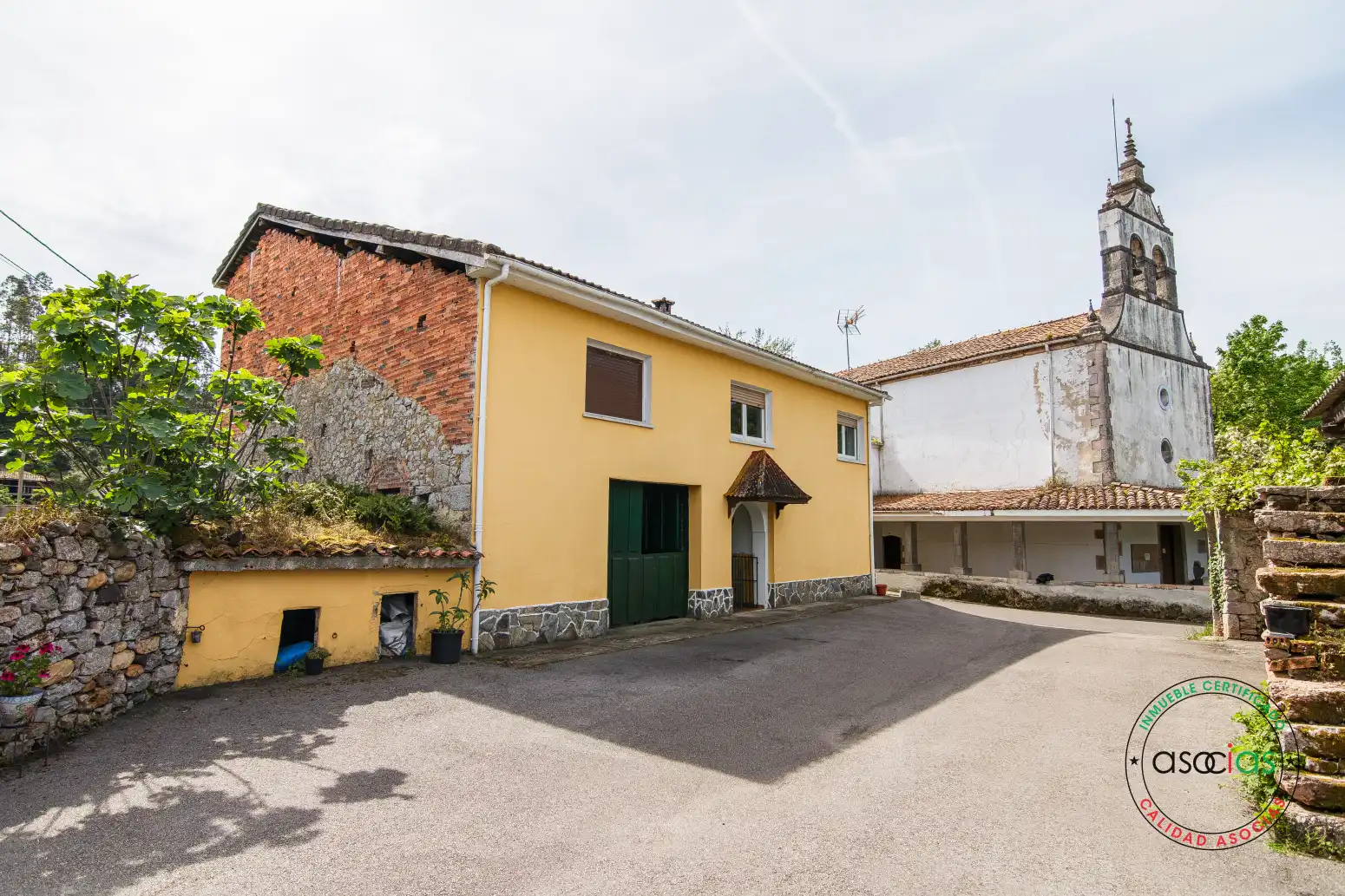 Vista exterior de Casa o chalet en venta en Las Regueras   con Calefacción y Jardín privado