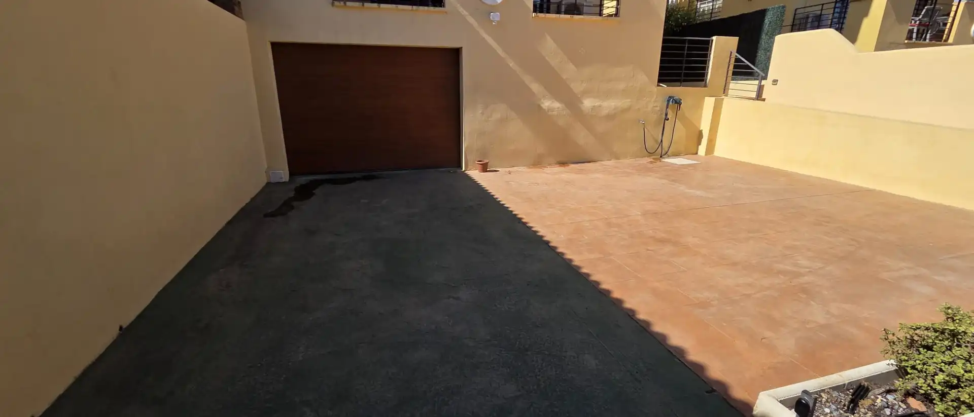 Aparcament de Casa adosada en venda en Alhaurín de la Torre amb Aire condicionat, Jardí privat i Terrassa