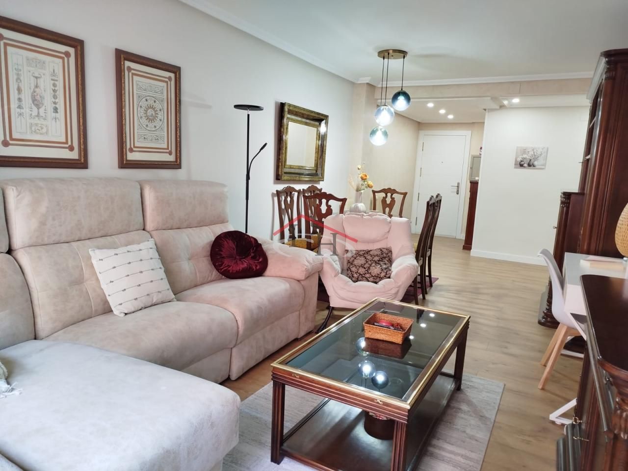 Sala d'estar de Pis en venda en León Capital  amb Calefacció, Parquet i Terrassa