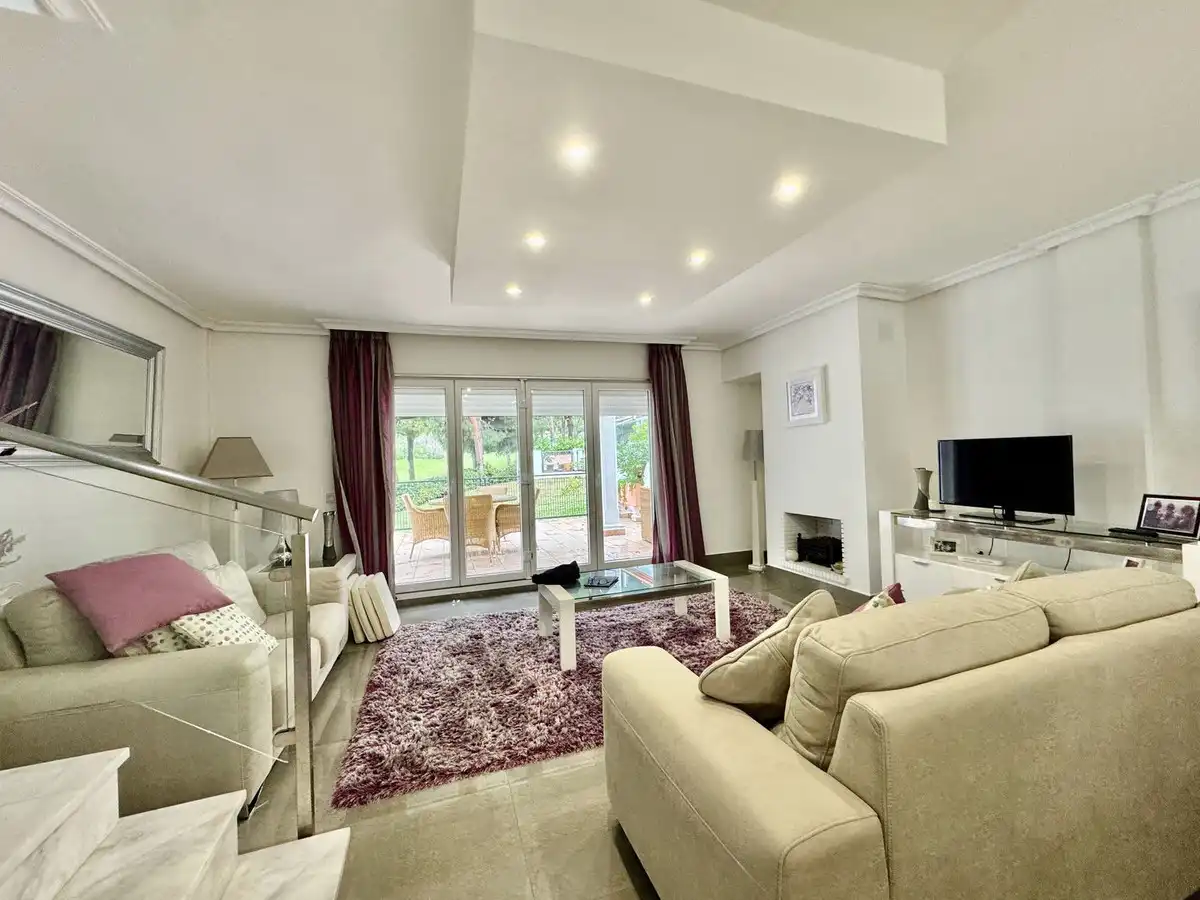 Sala de estar de Casa adosada en venta en Marbella con Aire acondicionado, Jardín privado y Terraza