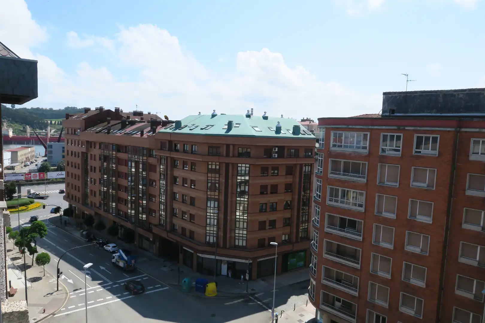 Vista exterior de Pis en venda en Avilés amb Calefacció, Parquet i Terrassa