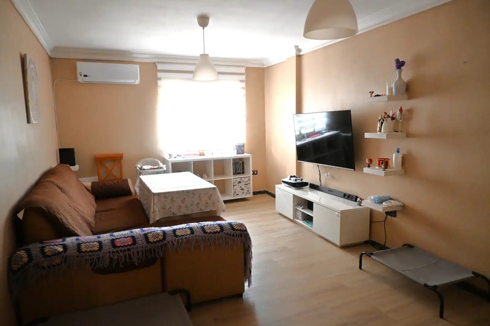 Sala d'estar de Casa adosada en venda en Las Gabias amb Aire condicionat, Calefacció i Traster