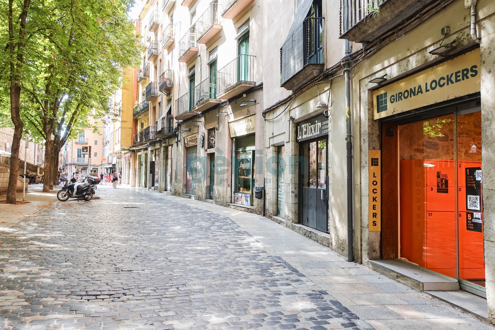 Vista exterior de Local en venda en Girona Capital amb Moblat i Alarma