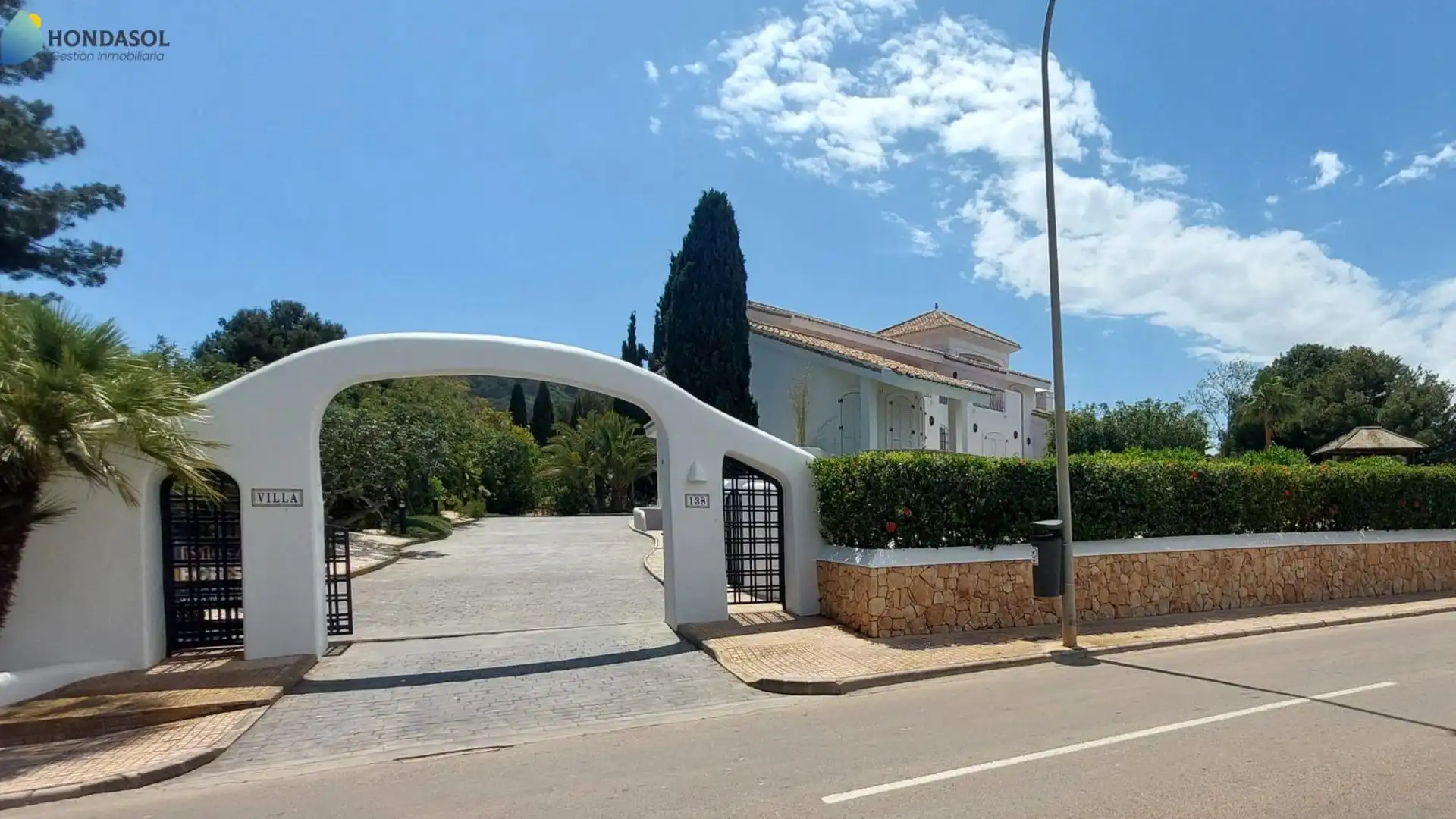 Vista exterior de Casa o xalet en venda en Cartagena amb Aire condicionat, Jardí privat i Terrassa