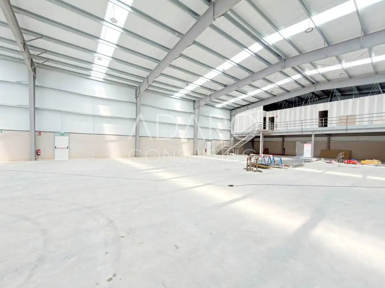 Nave industrial en venta en Loeches