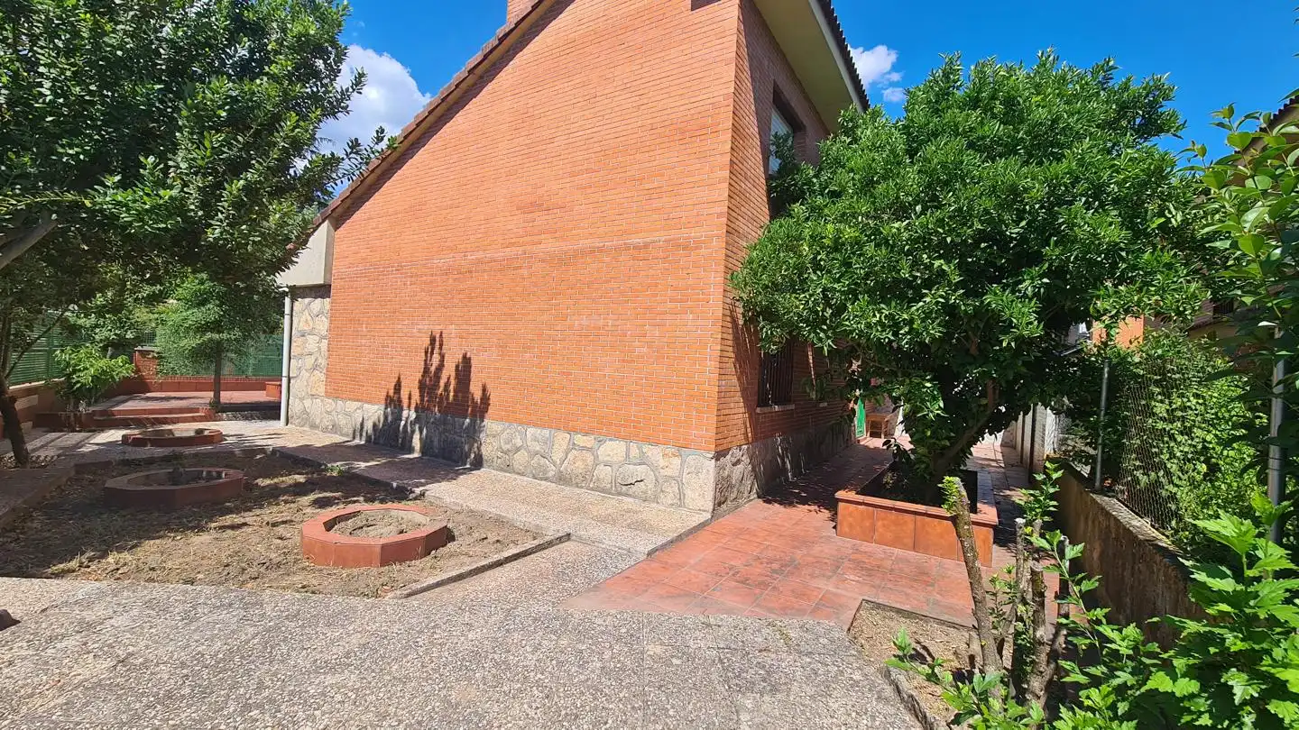 Exterior view of Houses for sale in La Adrada   with Private garden