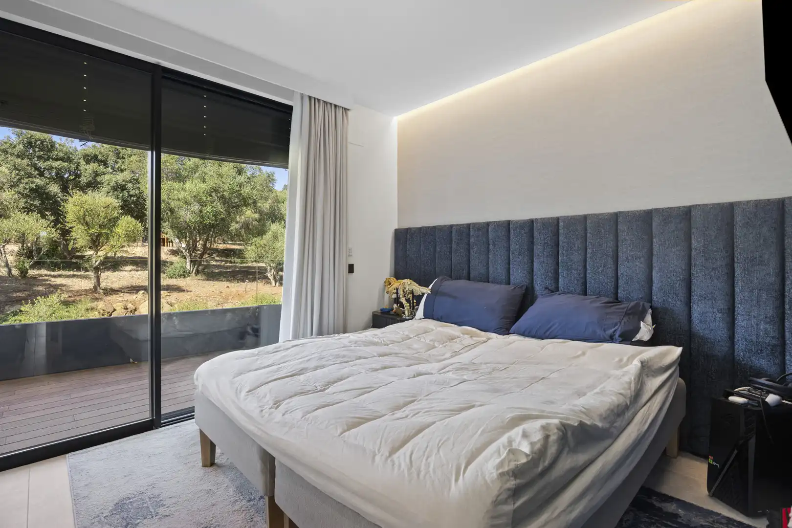 Schlafzimmer von Wohnungen zum Verkauf in Sotogrande mit Klimaanlage, Terrasse und Abstellraum