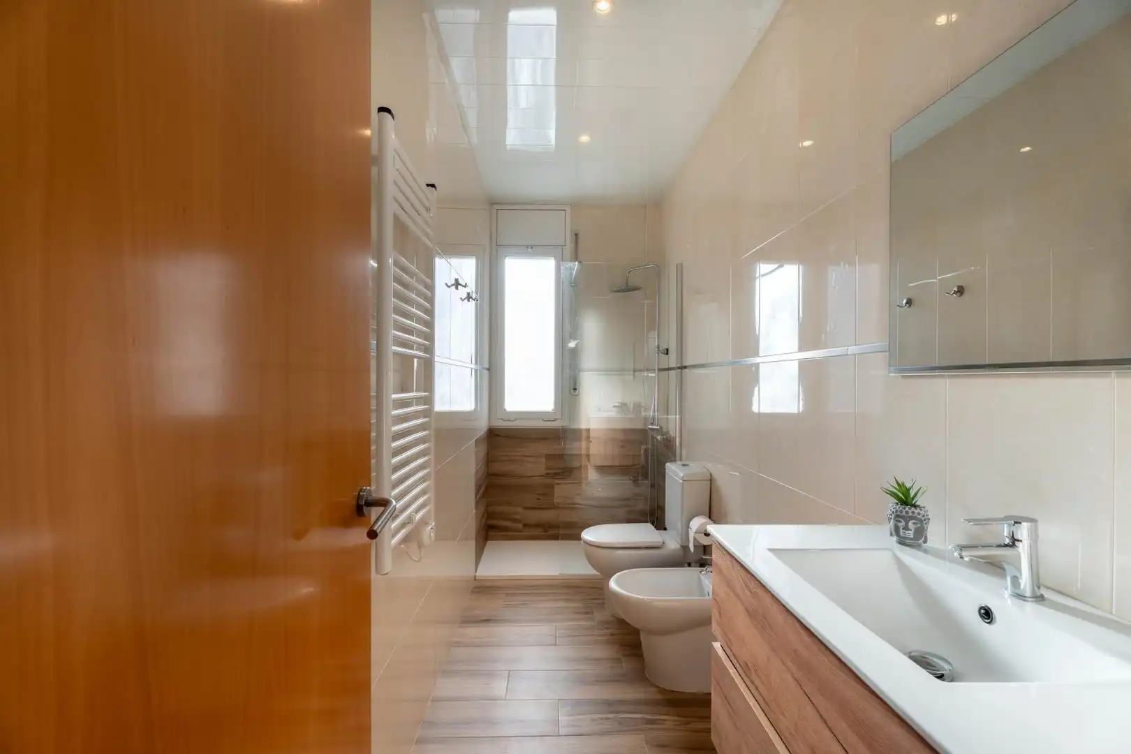 Badezimmer von Einfamilien-Reihenhaus zum Verkauf in Terrassa mit Privatgarten, Parkett und Terrasse