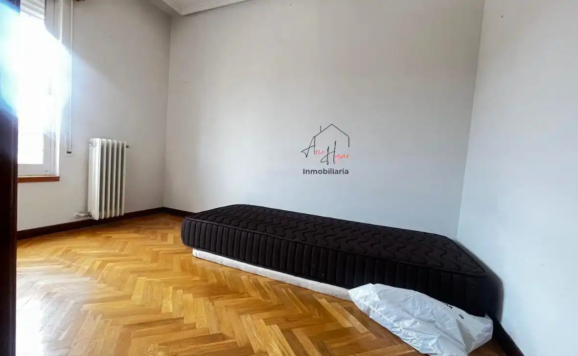 Schlafzimmer von Haus oder Chalet zum Verkauf in Villamayor mit Heizung, Parkett und Terrasse