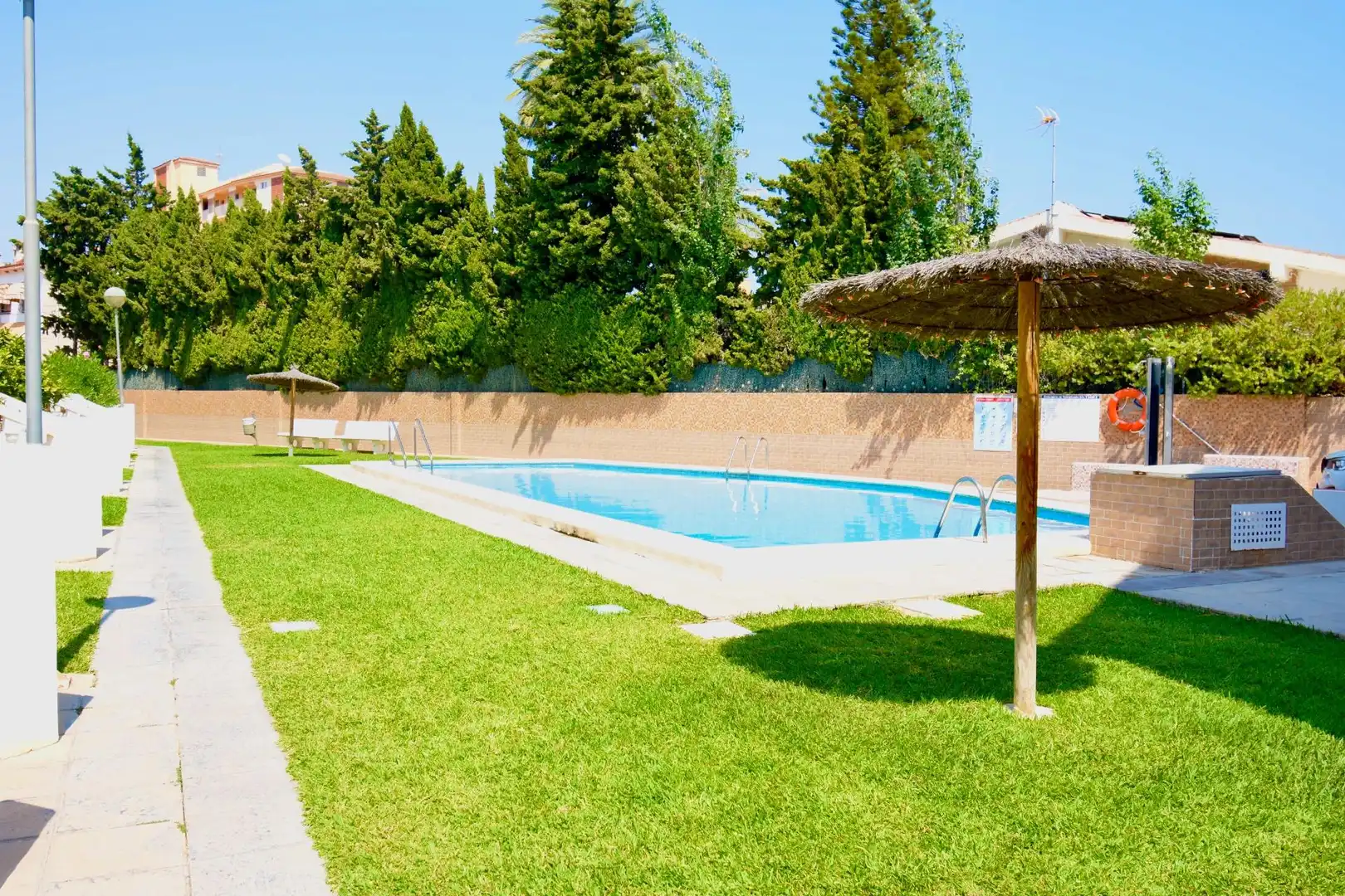 Schwimmbecken von Erdgeschoss zum Verkauf in El Campello mit Klimaanlage, Privatgarten und Terrasse