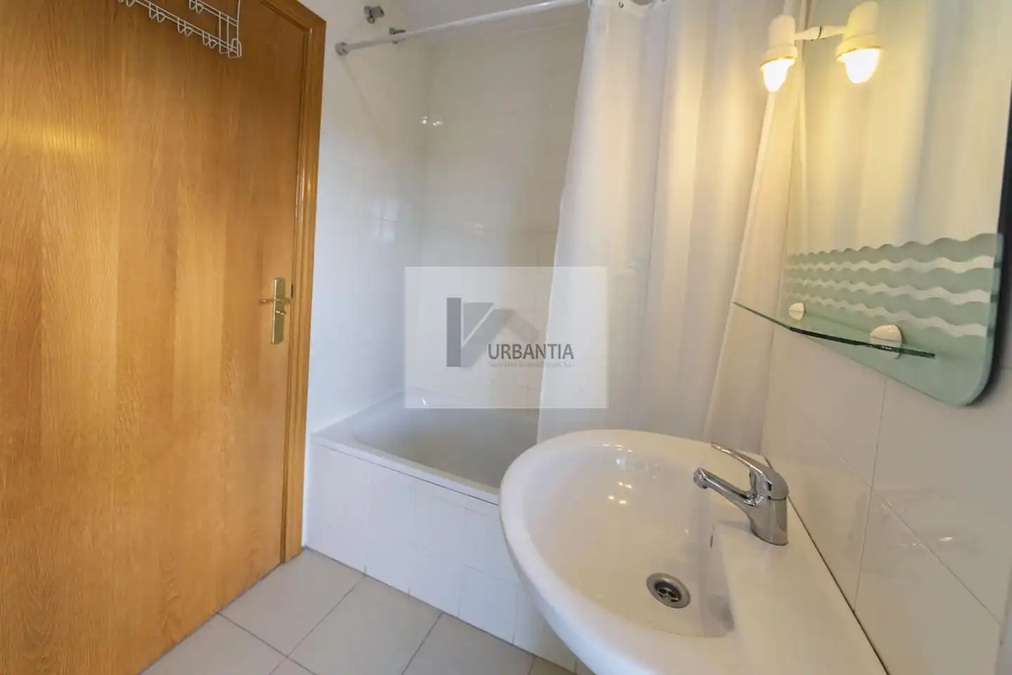 Bathroom of Flat for sale in  Pamplona / Iruña  with Heating, Parquet flooring and Terrace