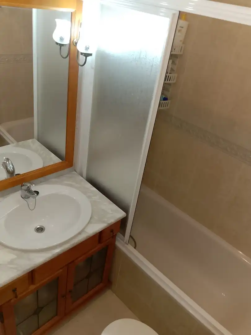 Badezimmer von Einfamilien-Reihenhaus zum Verkauf in Talavera de la Reina mit Klimaanlage, Heizung und Privatgarten