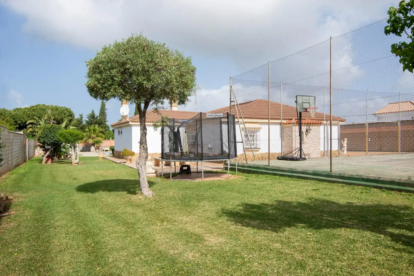 Garden of Houses for sale in Chiclana de la Frontera  with Air Conditioner, Private garden and Storage room