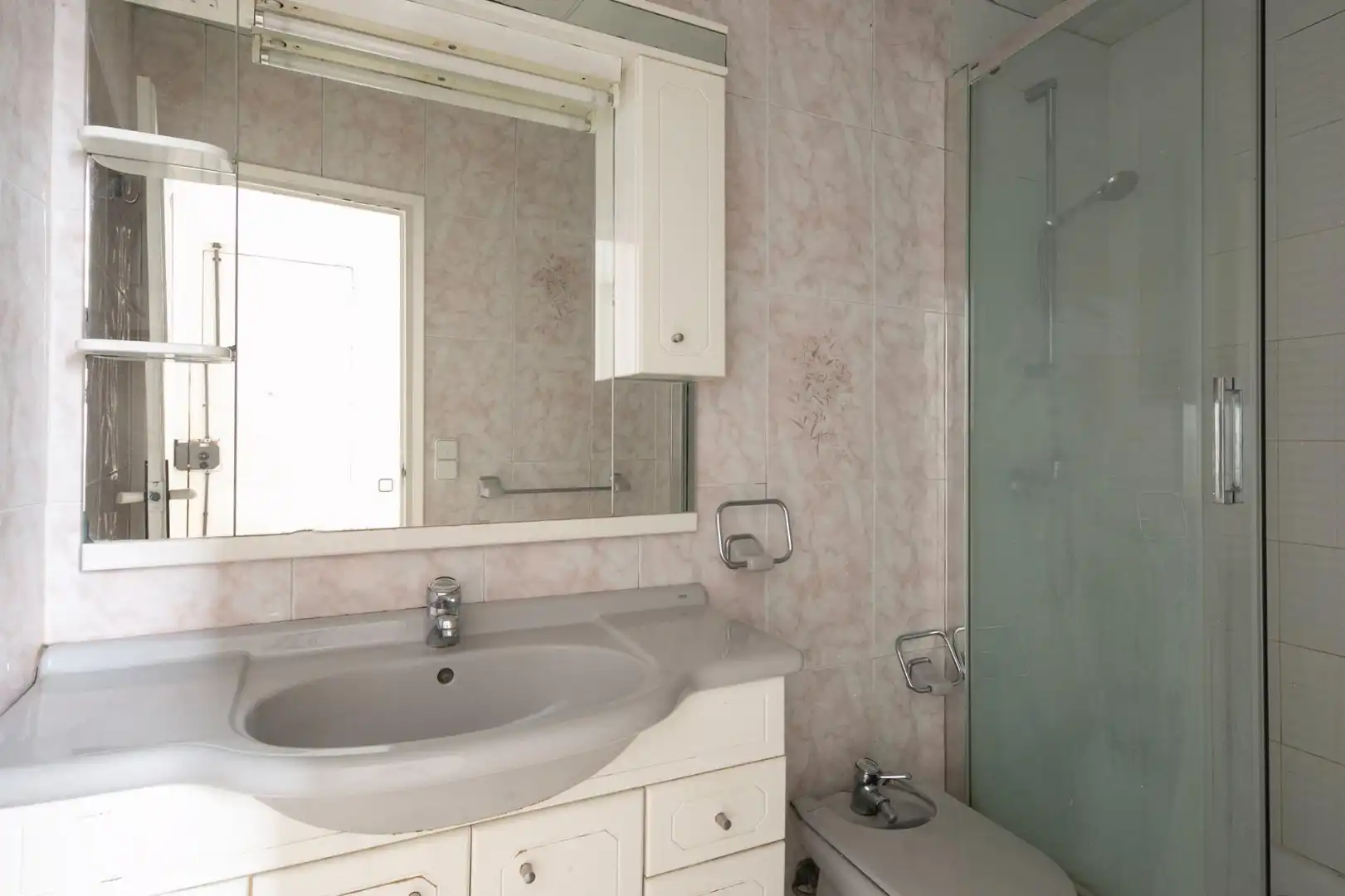 Bathroom of Flat for sale in Barcelona