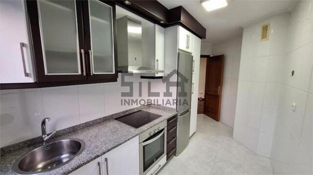 Cuina de Apartament de lloguer en Ourense Capital  amb Calefacció, Parquet i Terrassa