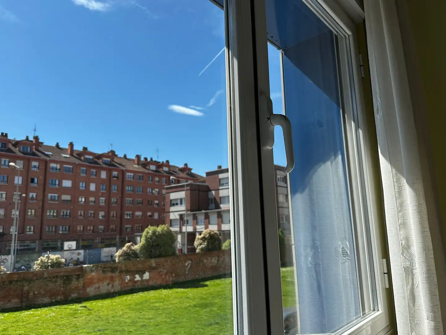 Vista exterior de Piso en venta en Gijón  con Calefacción, Terraza y Piscina