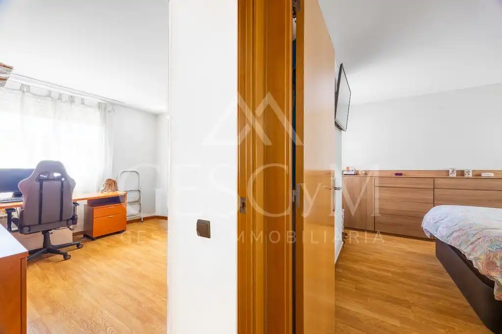 Habitación de Piso en venta en Sant Joan Despí con Parquet, Terraza y Balcón